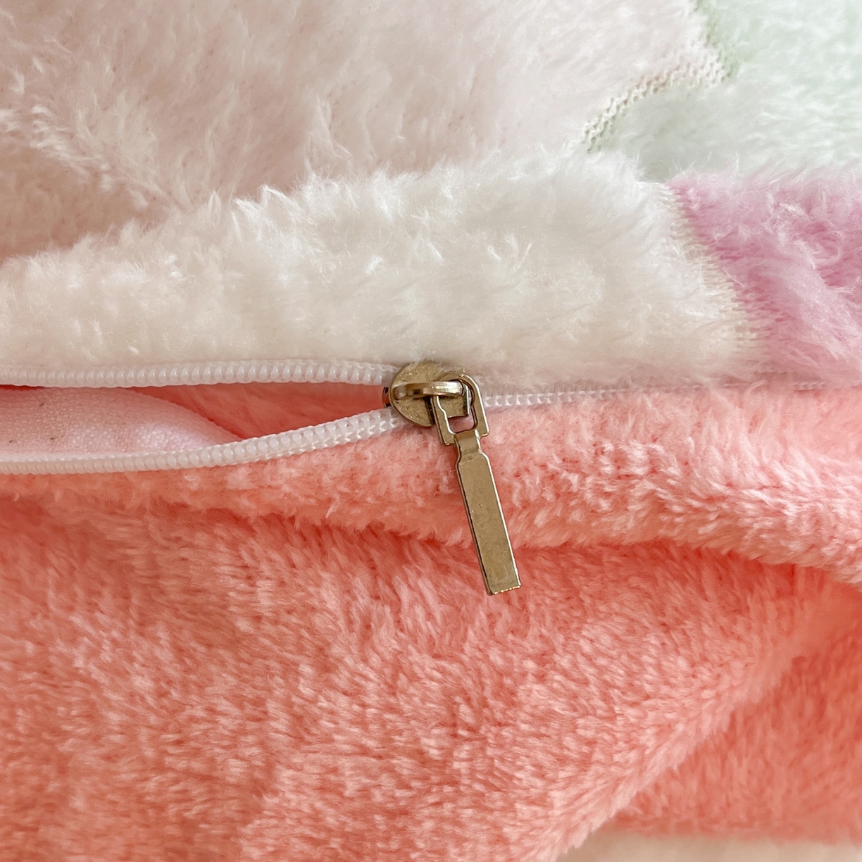 91家纺网 家纺一手货源 找家纺 川悦生活 2025新款立体雪花绒印花四件套学生床系列一场景二 彩虹爱心粉