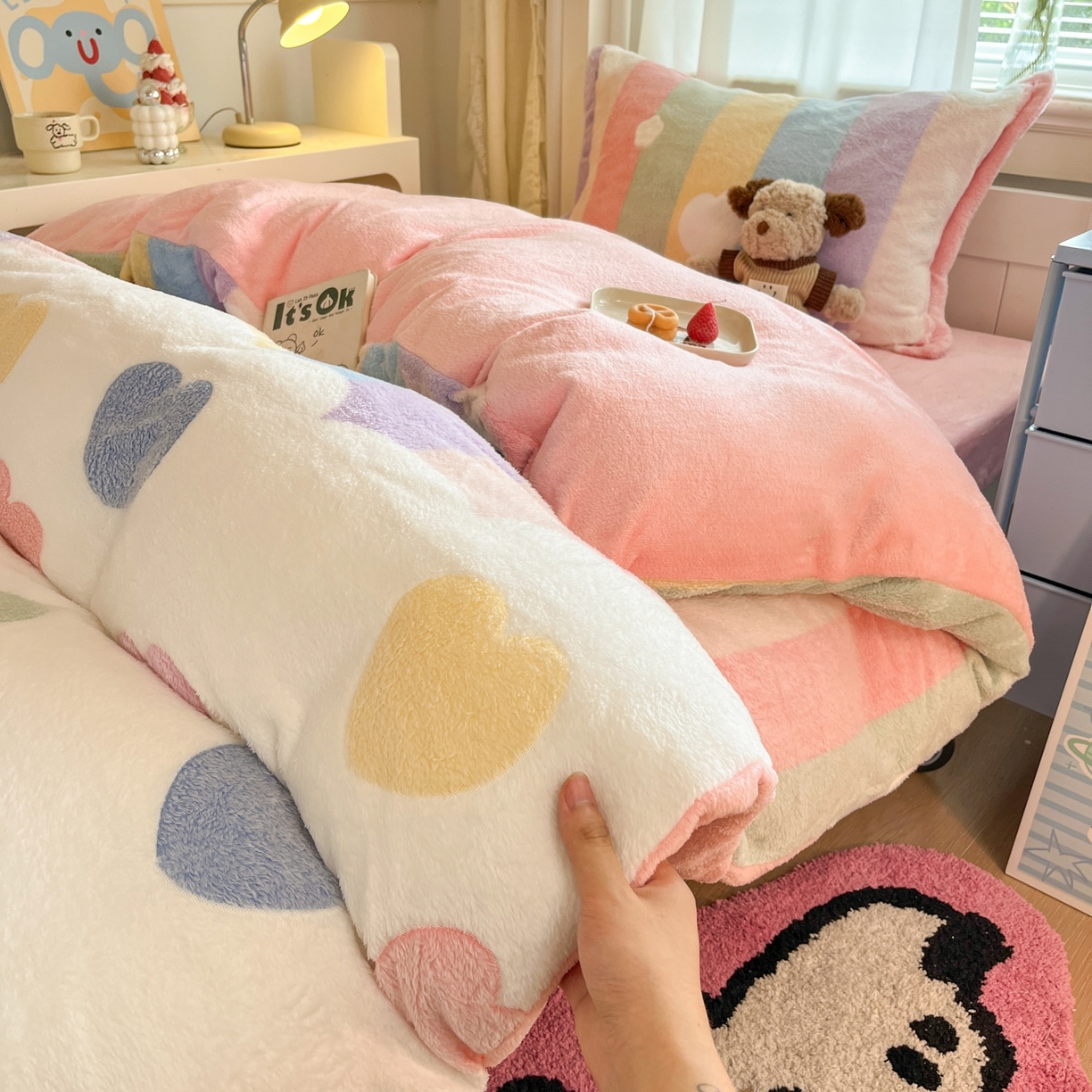 91家纺网 家纺一手货源 找家纺 川悦生活 2025新款立体雪花绒印花四件套学生床系列一场景二 彩虹爱心粉