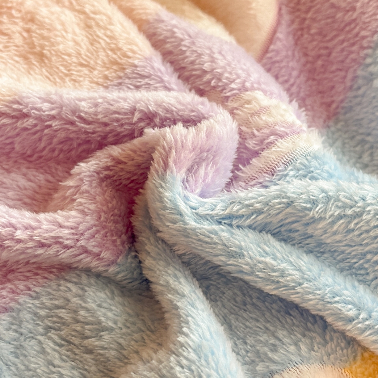 91家纺网 家纺一手货源 找家纺 川悦生活 2025新款立体雪花绒印花四件套学生床系列一场景二 彩虹爱心粉