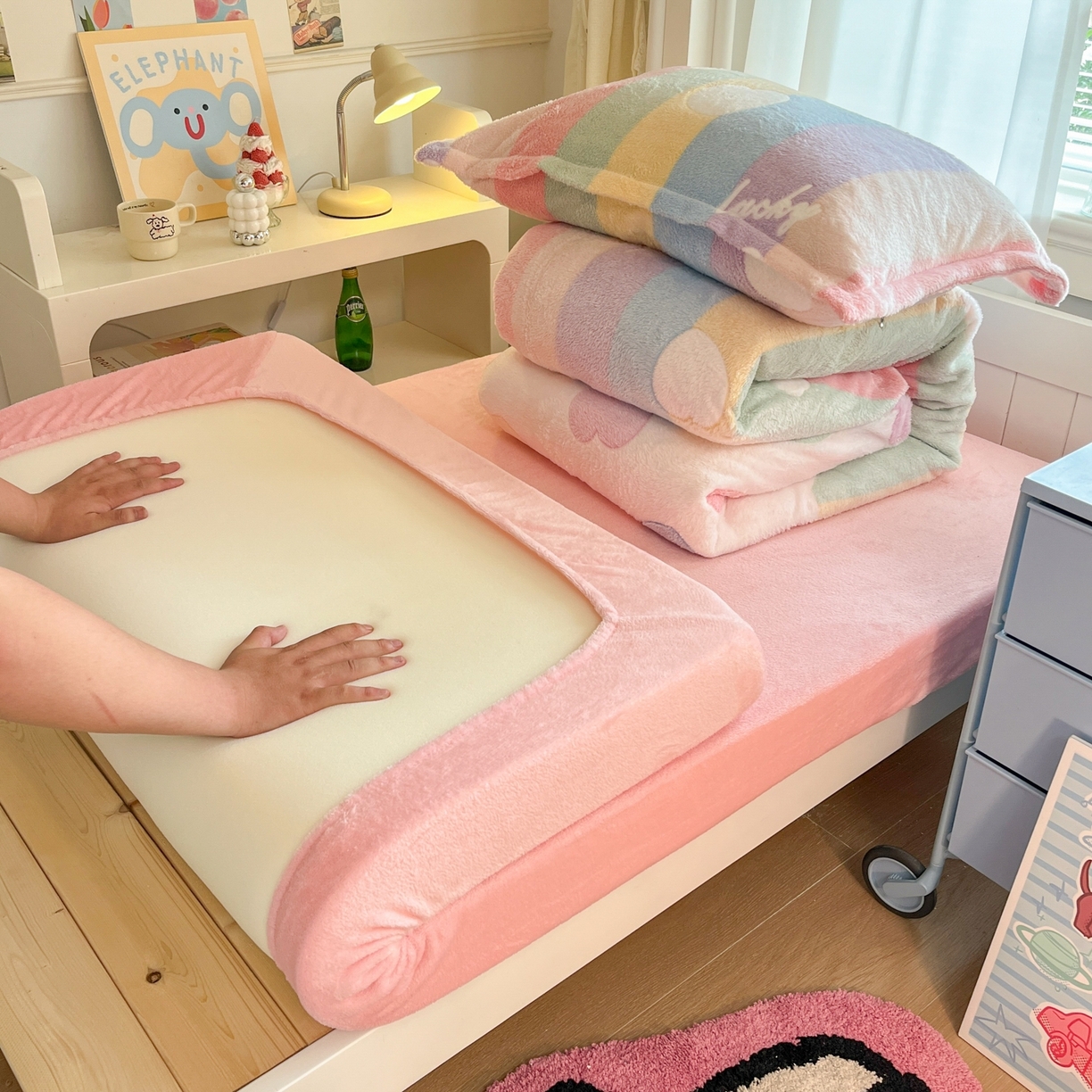 91家纺网 家纺一手货源 找家纺 川悦生活 2025新款立体雪花绒印花四件套学生床系列一场景二 彩虹爱心粉