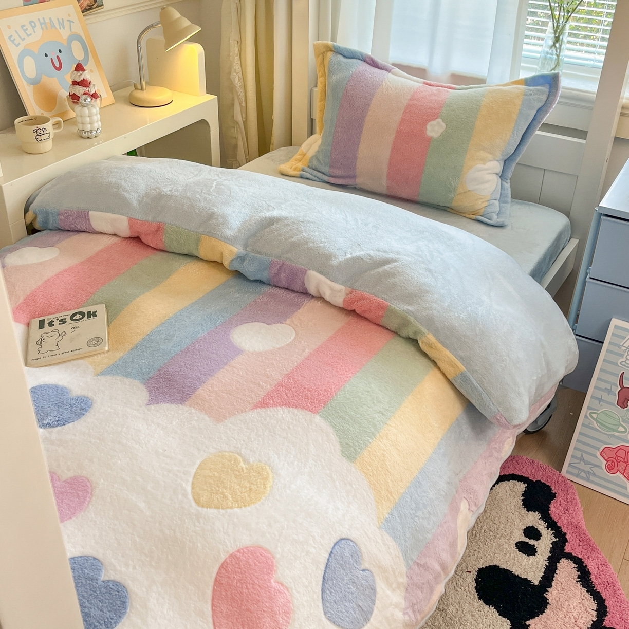 91家纺网 家纺一手货源 找家纺 川悦生活 2025新款立体雪花绒印花四件套学生床系列一场景二 彩虹爱心蓝