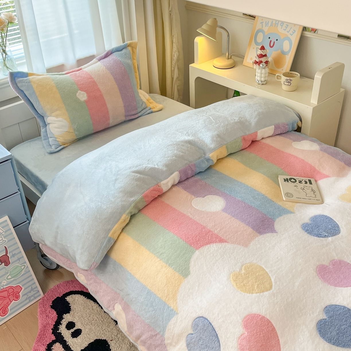 91家纺网 家纺一手货源 找家纺 川悦生活 2025新款立体雪花绒印花四件套学生床系列一场景二 彩虹爱心蓝