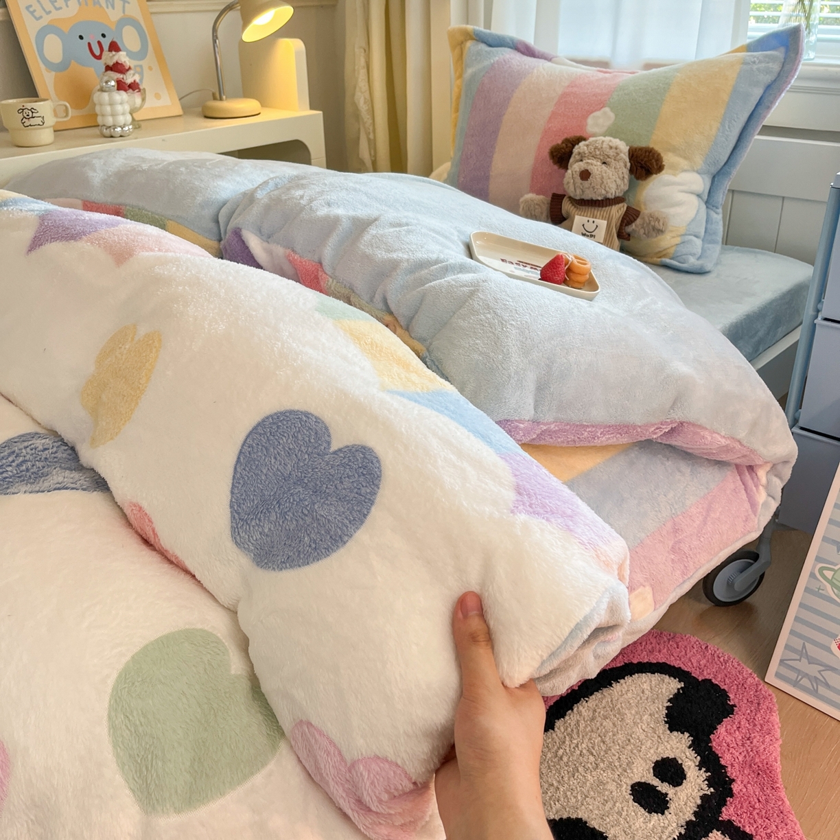 91家纺网 家纺一手货源 找家纺 川悦生活 2025新款立体雪花绒印花四件套学生床系列一场景二 彩虹爱心蓝