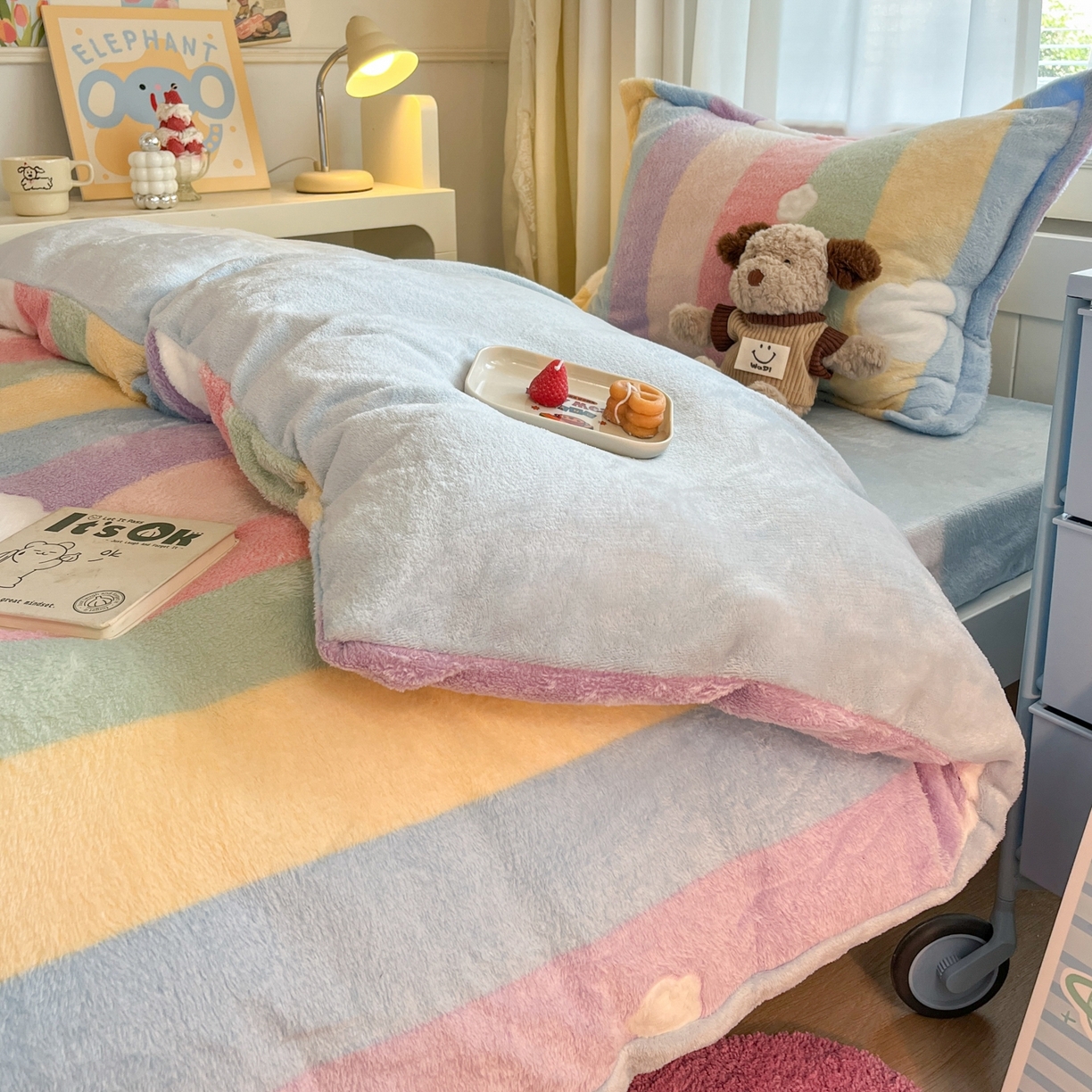 91家纺网 家纺一手货源 找家纺 川悦生活 2025新款立体雪花绒印花四件套学生床系列一场景二 彩虹爱心蓝