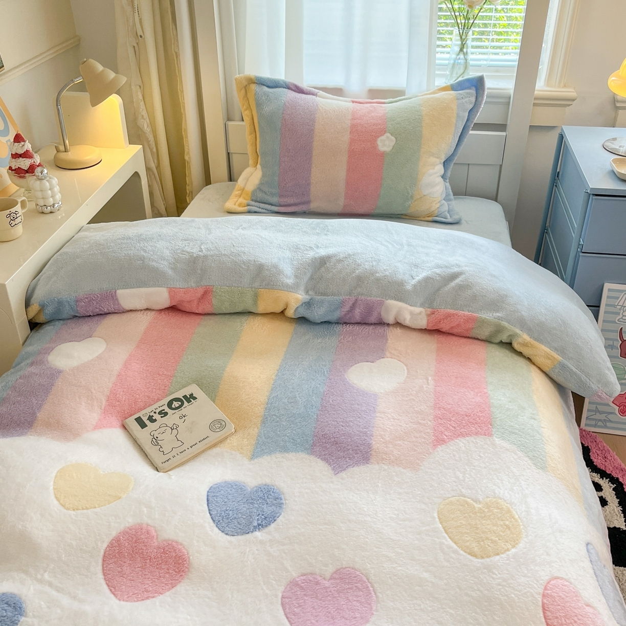 91家纺网 家纺一手货源 找家纺 川悦生活 2025新款立体雪花绒印花四件套学生床系列一场景二 彩虹爱心蓝