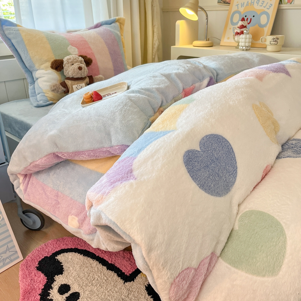 91家纺网 家纺一手货源 找家纺 川悦生活 2025新款立体雪花绒印花四件套学生床系列一场景二 彩虹爱心蓝