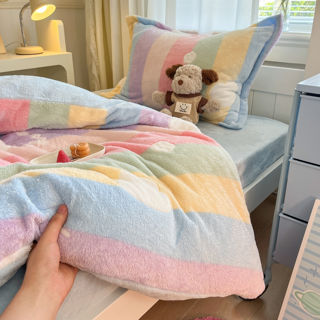 91家纺网 家纺一手货源 找家纺 川悦生活 2025新款立体雪花绒印花四件套学生床系列一场景二 彩虹爱心蓝