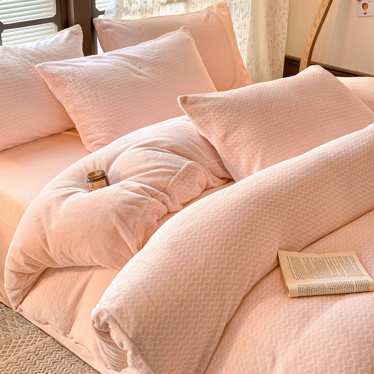 91家纺网 家纺一手货源 找家纺 蓝极人 2025新款色织阳离子提花牛奶绒四件套 色织-桃粉