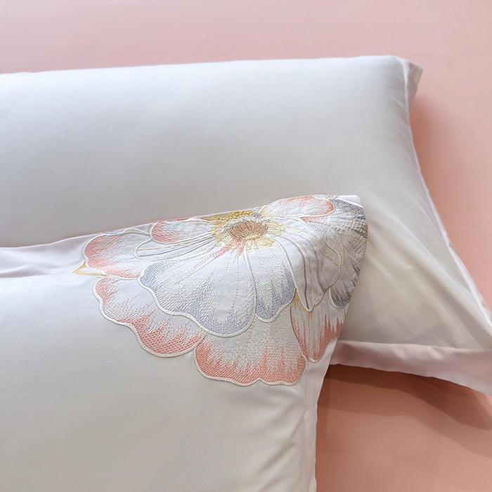 91家纺网 家纺一手货源 找家纺 慕语家纺 2025新款亲肤棉刺绣四件套系列--维纳斯（专版花型） 维纳斯--白桃