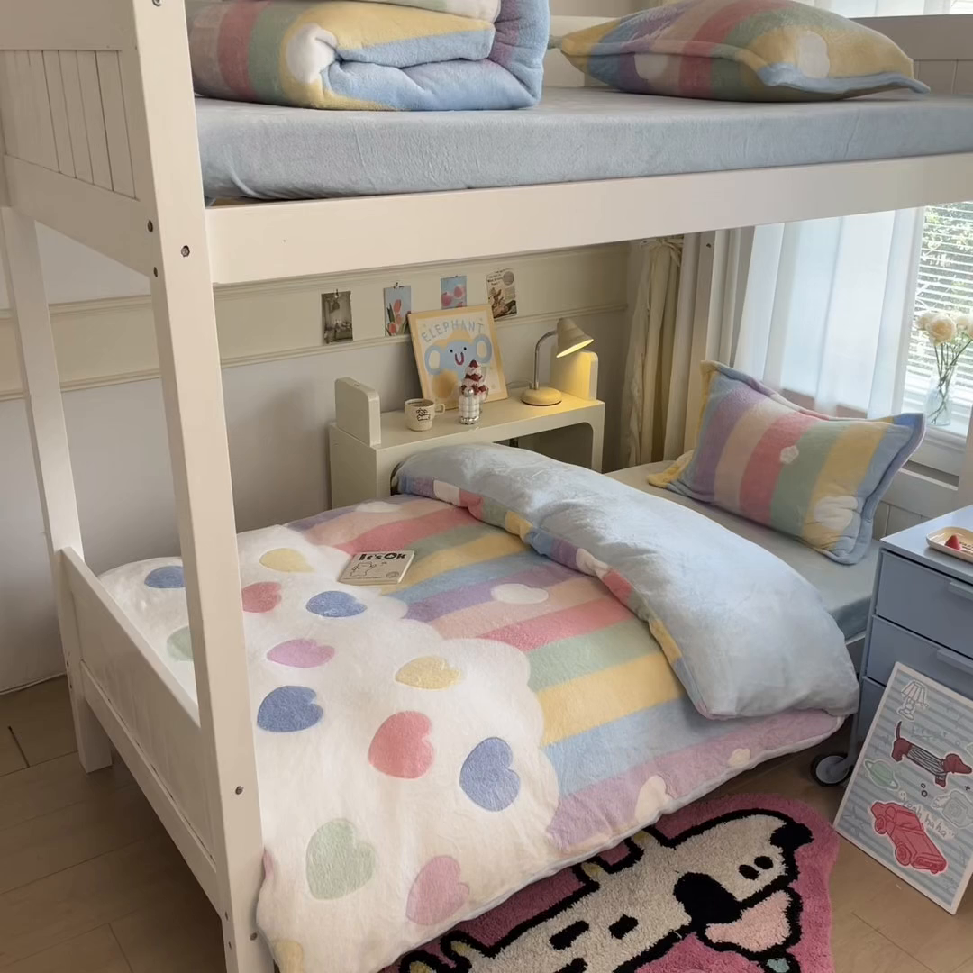 91家纺网 家纺一手货源 找家纺 川悦生活 2025新款立体雪花绒印花四件套学生床系列一场景二 彩虹爱心蓝