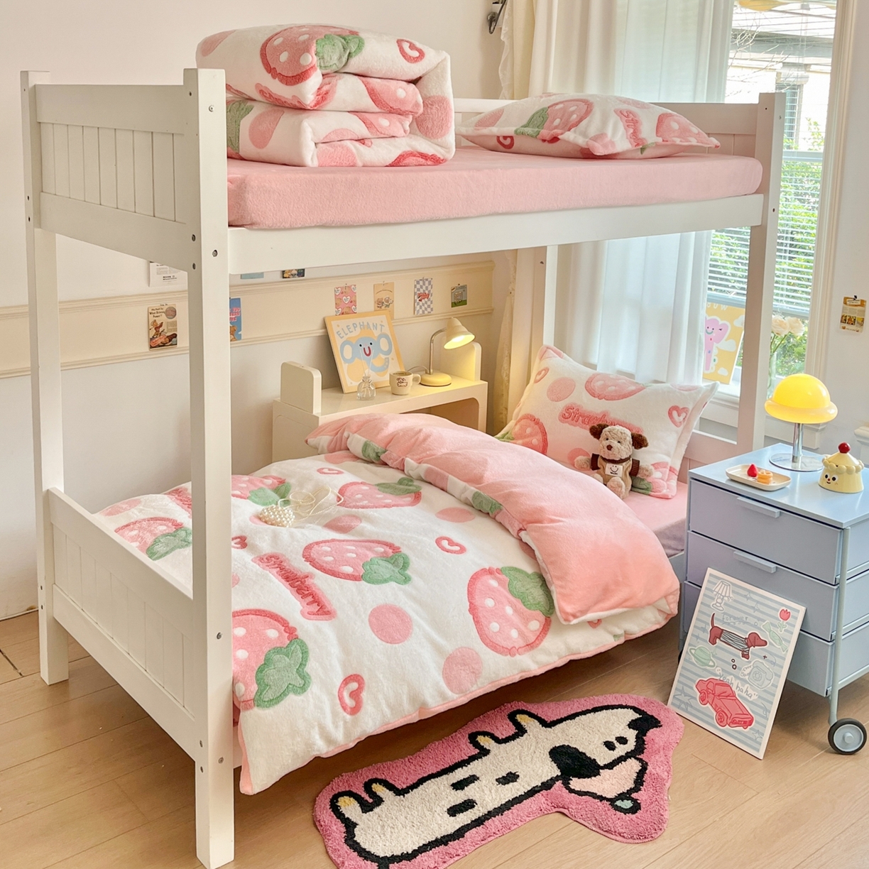 91家纺网 家纺一手货源 找家纺 川悦生活 2025新款立体雪花绒印花四件套学生床系列一场景二 啵啵草莓