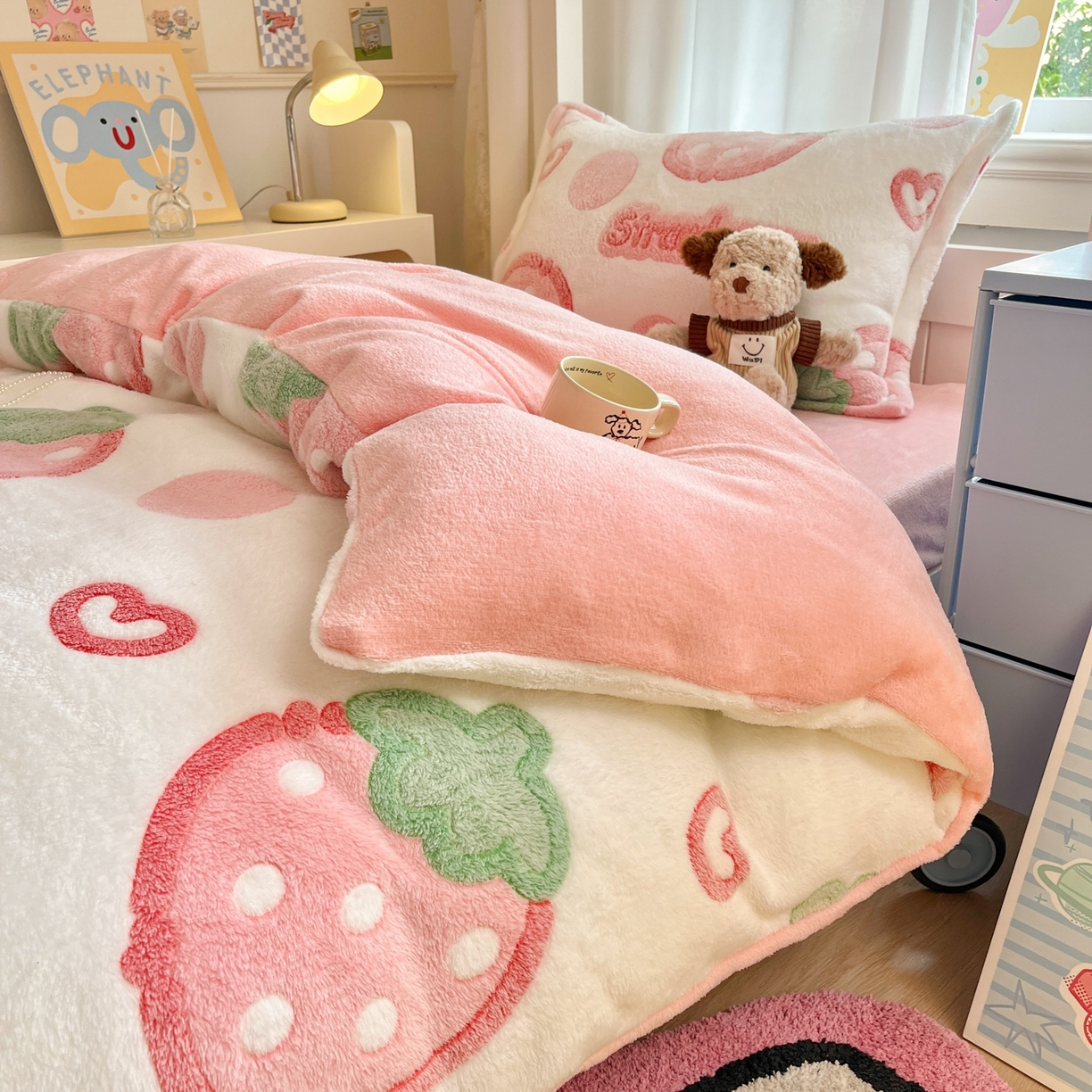 91家纺网 家纺一手货源 找家纺 川悦生活 2025新款立体雪花绒印花四件套学生床系列一场景二 啵啵草莓