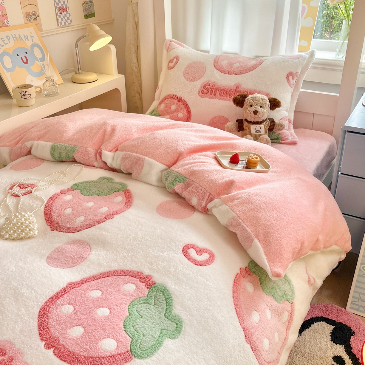 91家纺网 家纺一手货源 找家纺 川悦生活 2025新款立体雪花绒印花四件套学生床系列一场景二 啵啵草莓