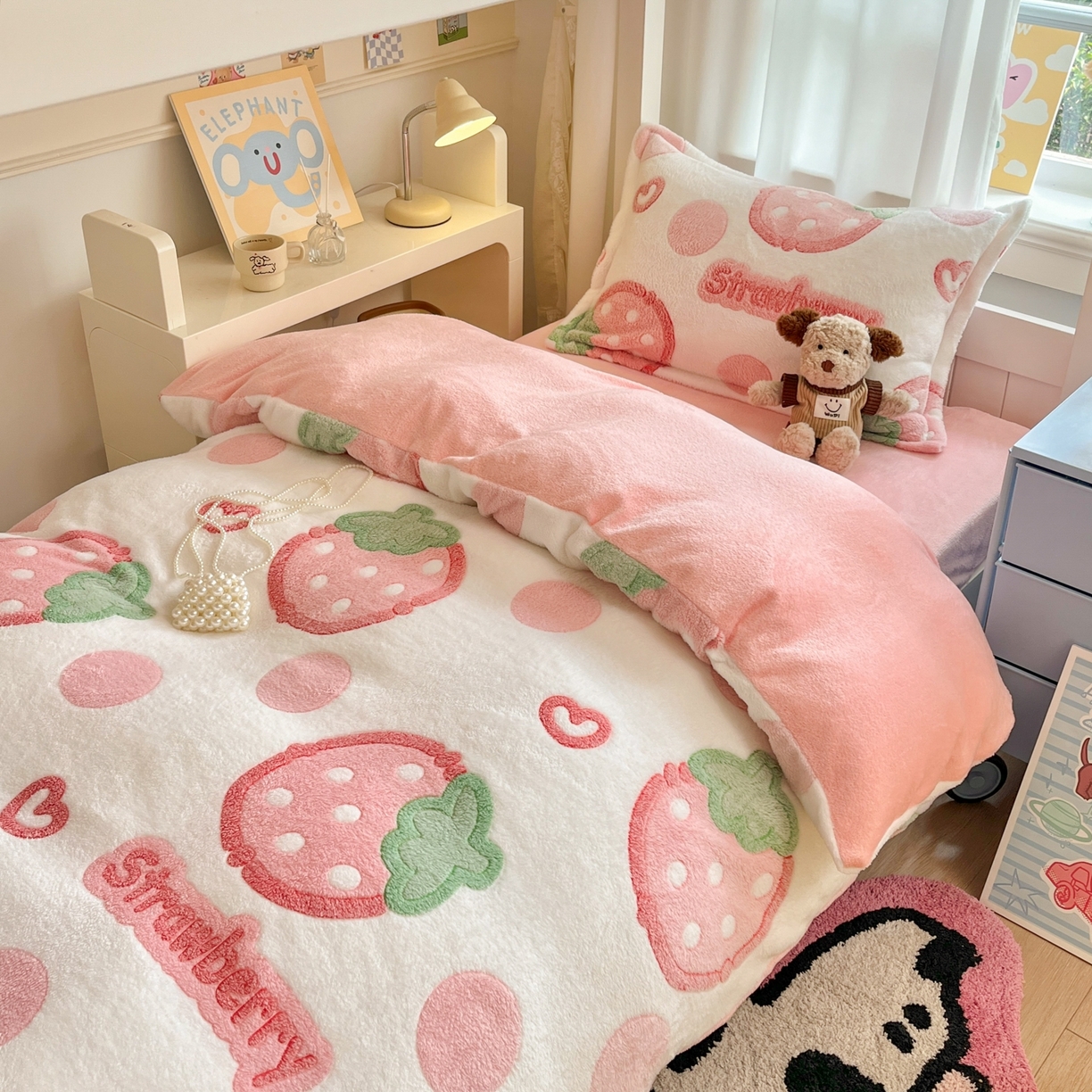 91家纺网 家纺一手货源 找家纺 川悦生活 2025新款立体雪花绒印花四件套学生床系列一场景二 啵啵草莓