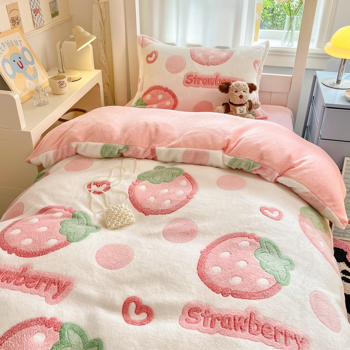 91家纺网 家纺一手货源 找家纺 川悦生活 2025新款立体雪花绒印花四件套学生床系列一场景二 啵啵草莓