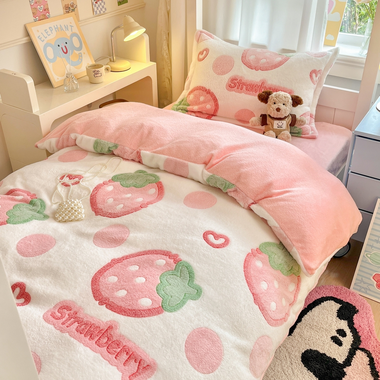 川悦生活 2025新款立体雪花绒印花四件套学生床系列一场景二 啵啵草莓