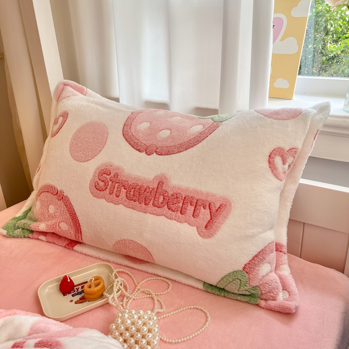 91家纺网 家纺一手货源 找家纺 川悦生活 2025新款立体雪花绒印花四件套学生床系列一场景二 啵啵草莓