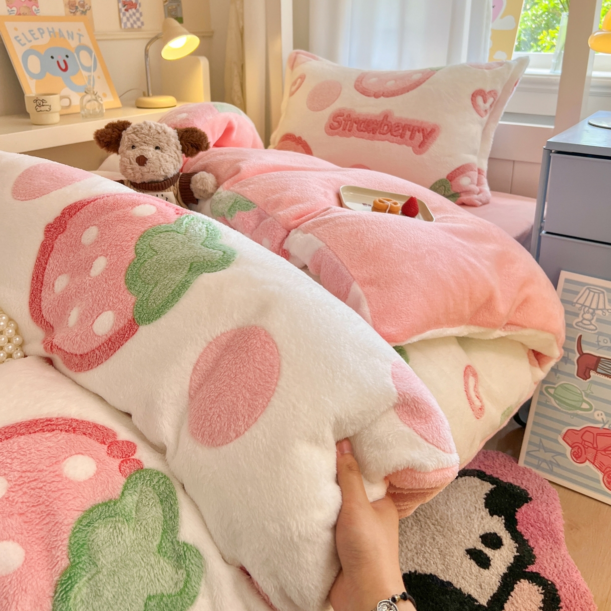 91家纺网 家纺一手货源 找家纺 川悦生活 2025新款立体雪花绒印花四件套学生床系列一场景二 啵啵草莓