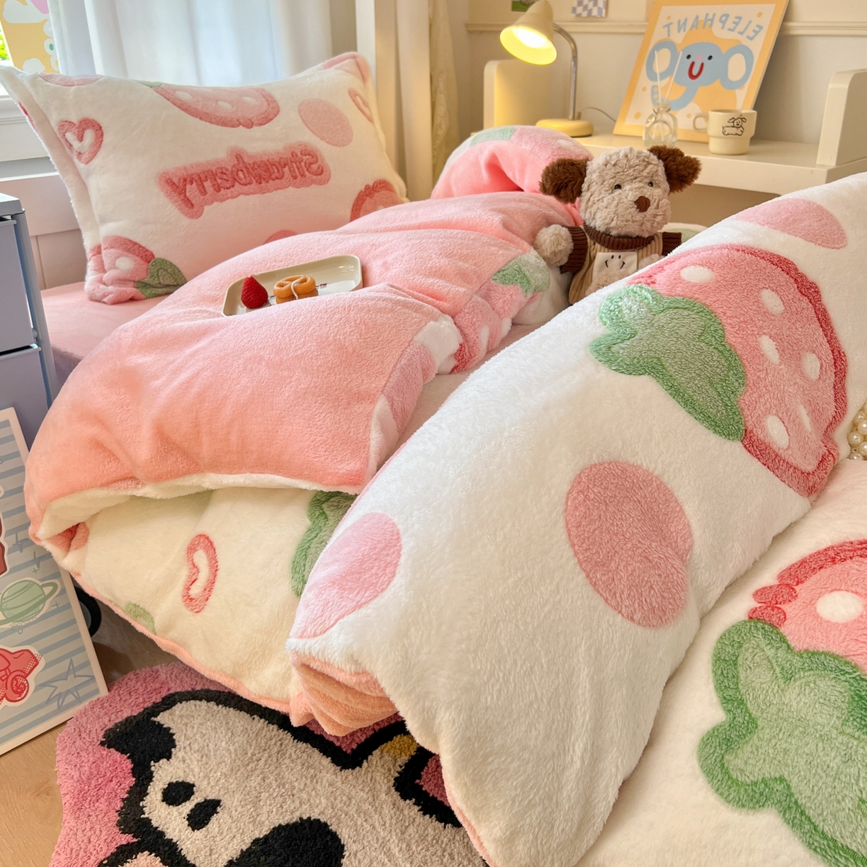 91家纺网 家纺一手货源 找家纺 川悦生活 2025新款立体雪花绒印花四件套学生床系列一场景二 啵啵草莓