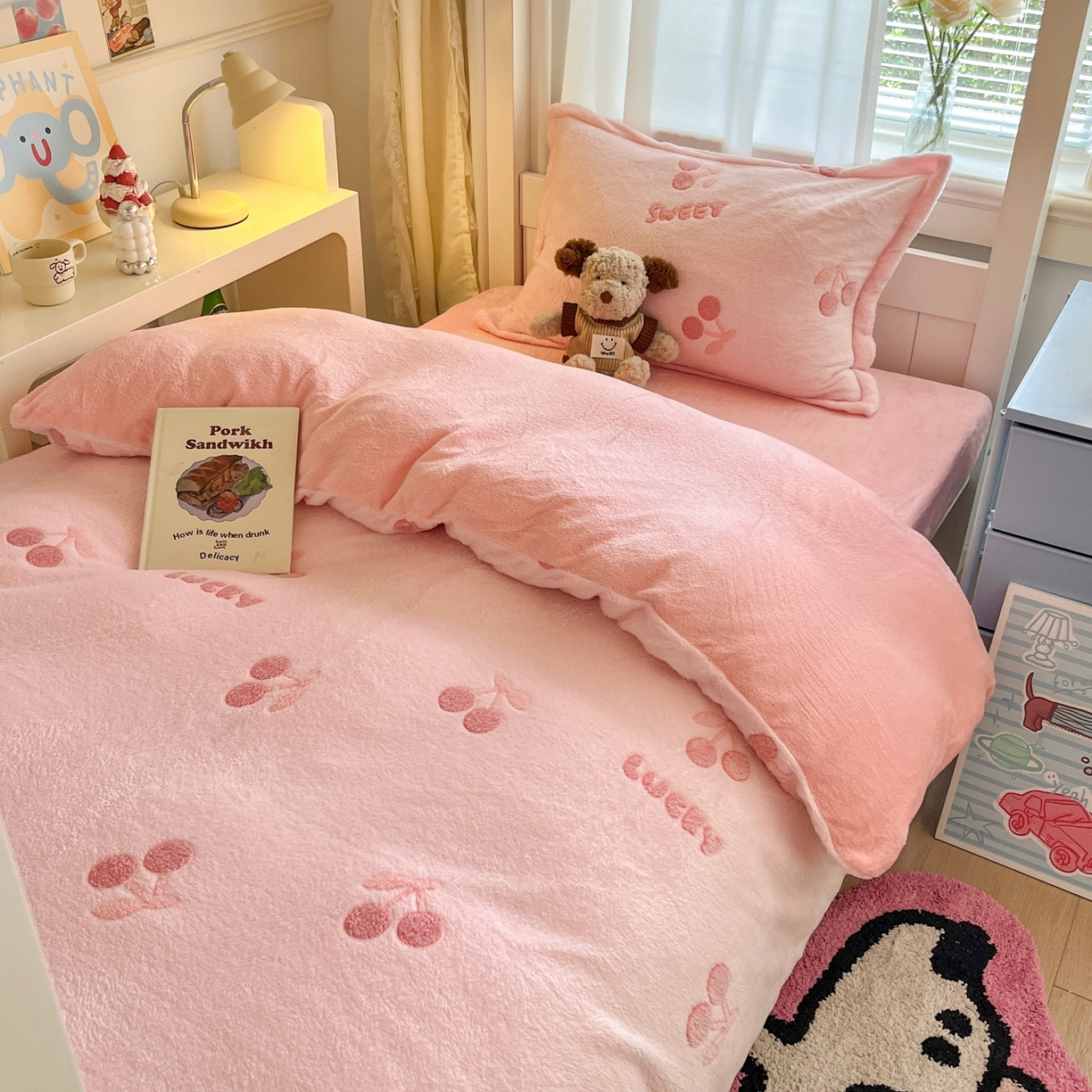 91家纺网 家纺一手货源 找家纺 川悦生活 2025新款立体雪花绒印花四件套学生床系列一场景二 ins樱桃