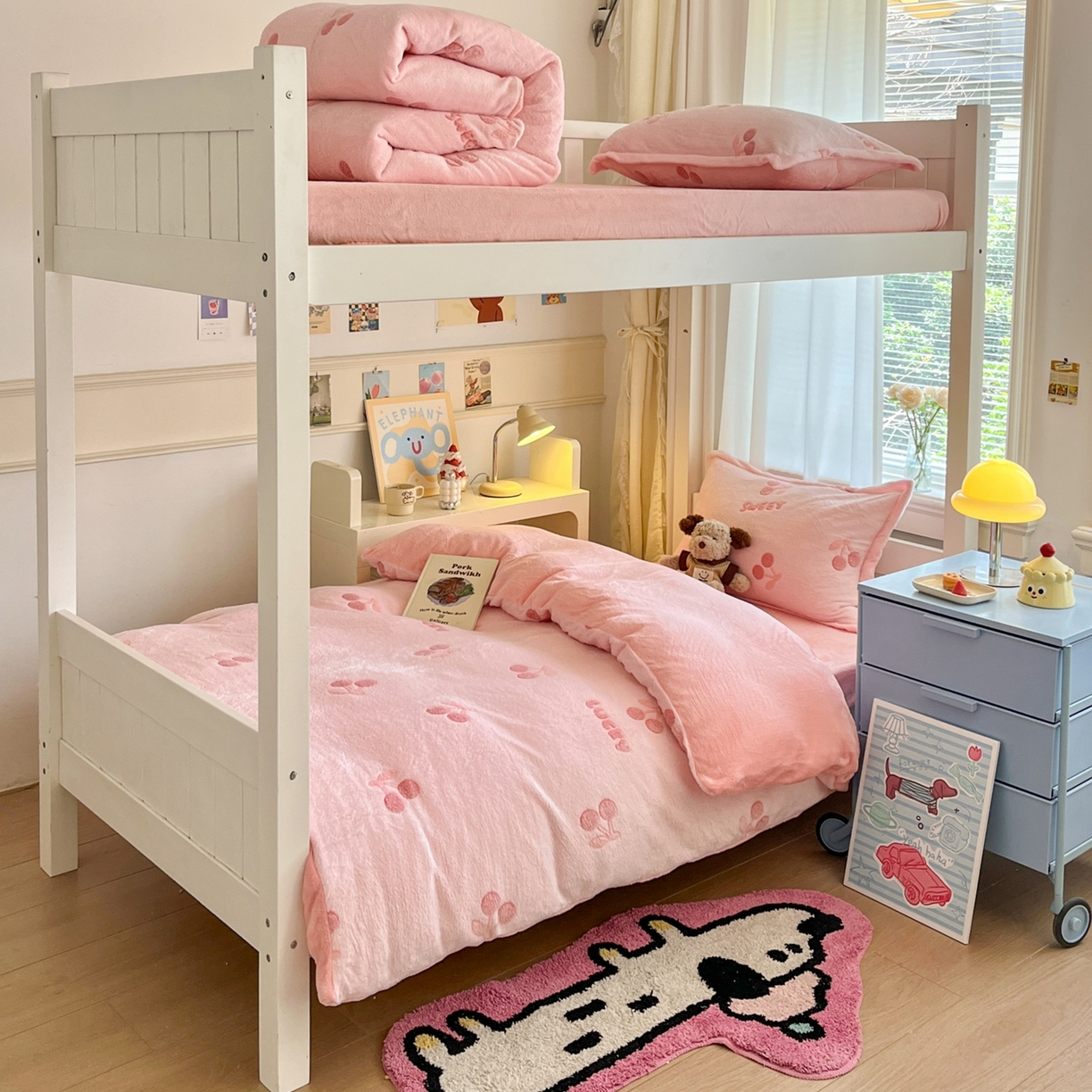 91家纺网 家纺一手货源 找家纺 川悦生活 2025新款立体雪花绒印花四件套学生床系列一场景二 ins樱桃