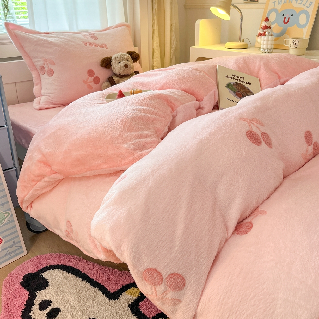 91家纺网 家纺一手货源 找家纺 川悦生活 2025新款立体雪花绒印花四件套学生床系列一场景二 ins樱桃