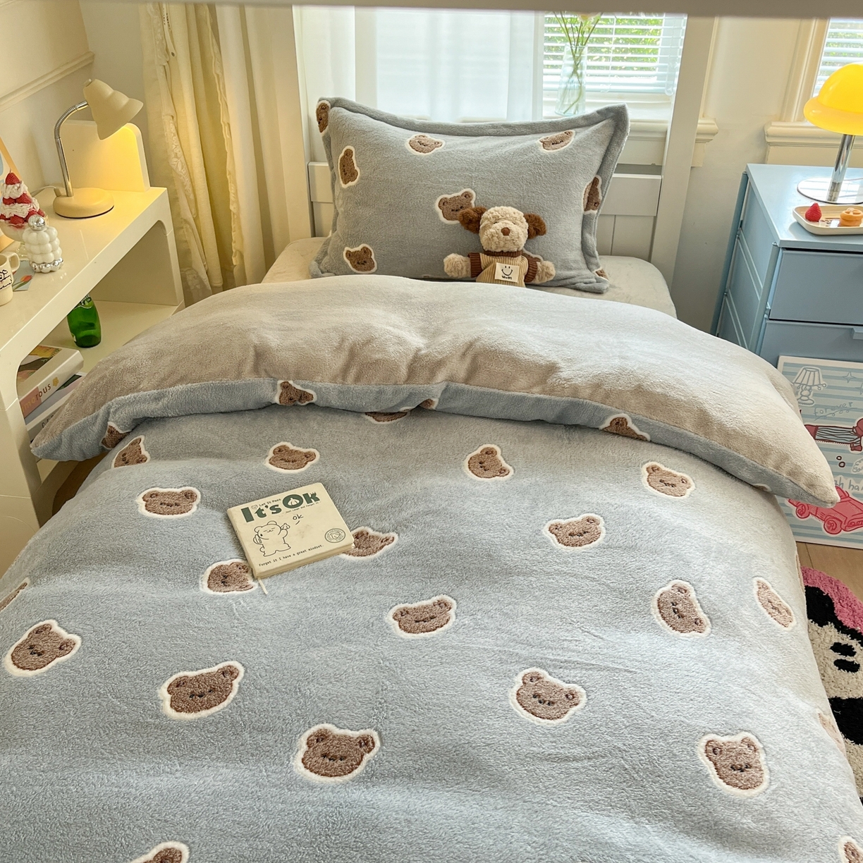 91家纺网 家纺一手货源 找家纺 川悦生活 2025新款立体雪花绒印花四件套学生床系列一场景二 波波熊