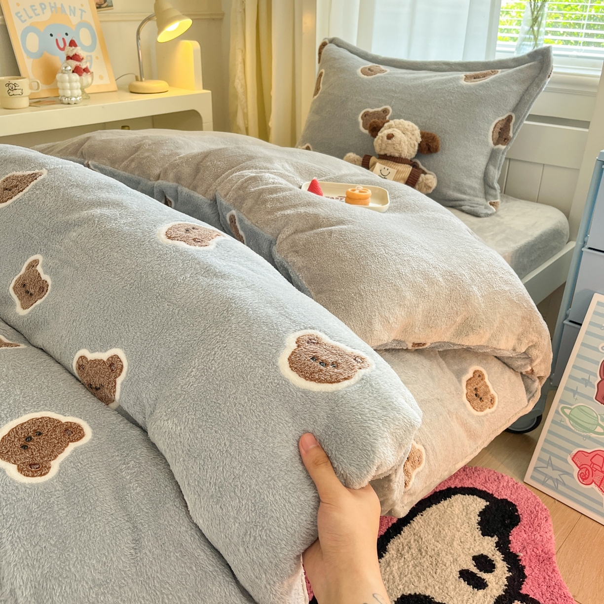 91家纺网 家纺一手货源 找家纺 川悦生活 2025新款立体雪花绒印花四件套学生床系列一场景二 波波熊