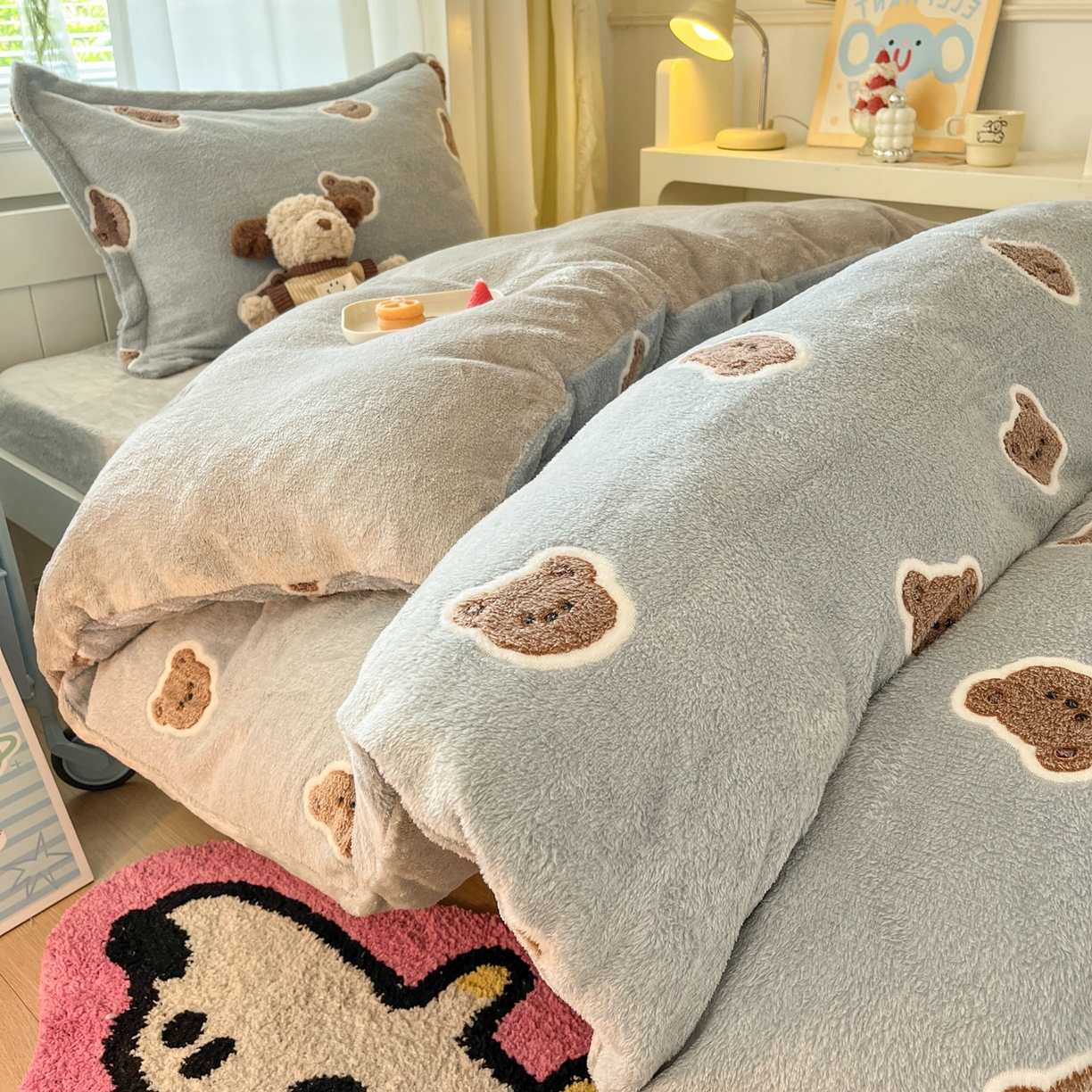 91家纺网 家纺一手货源 找家纺 川悦生活 2025新款立体雪花绒印花四件套学生床系列一场景二 波波熊