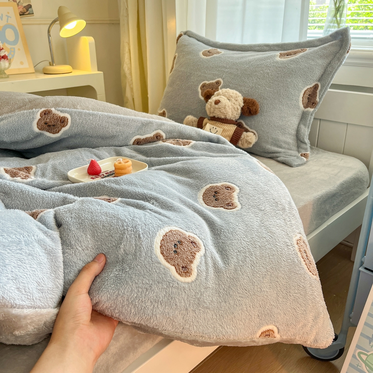 91家纺网 家纺一手货源 找家纺 川悦生活 2025新款立体雪花绒印花四件套学生床系列一场景二 波波熊