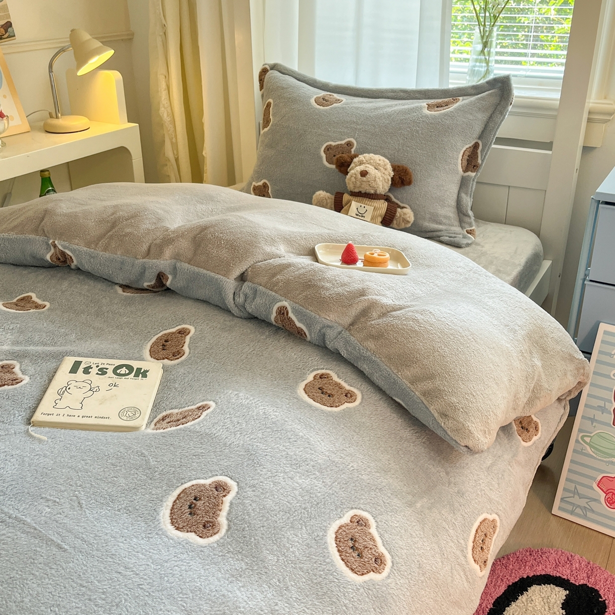 91家纺网 家纺一手货源 找家纺 川悦生活 2025新款立体雪花绒印花四件套学生床系列一场景二 波波熊