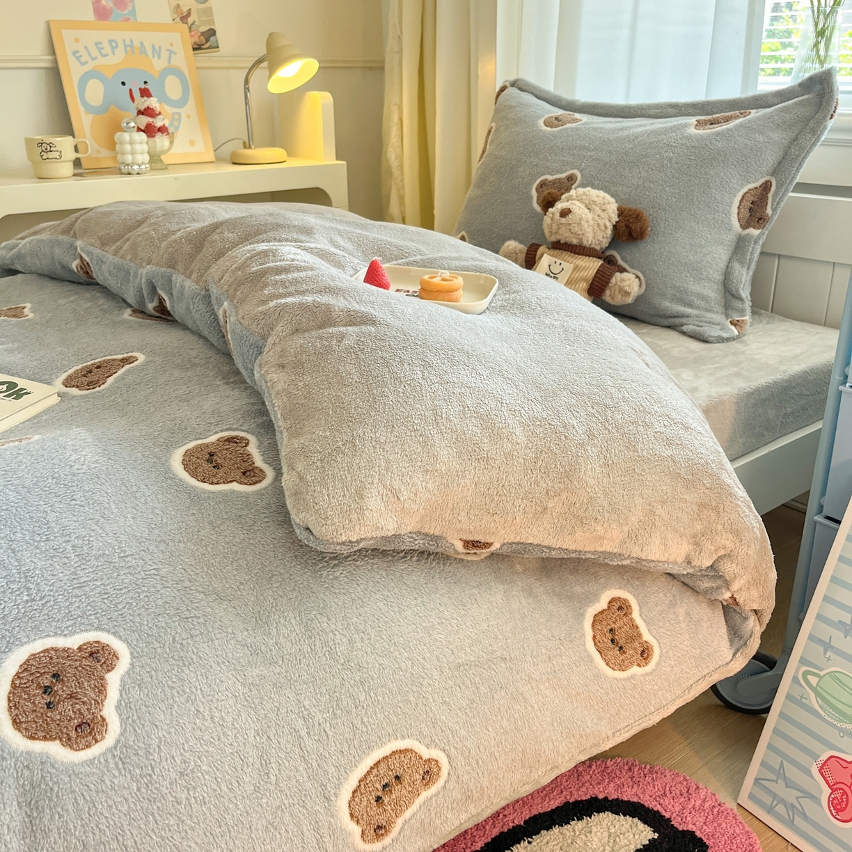 91家纺网 家纺一手货源 找家纺 川悦生活 2025新款立体雪花绒印花四件套学生床系列一场景二 波波熊