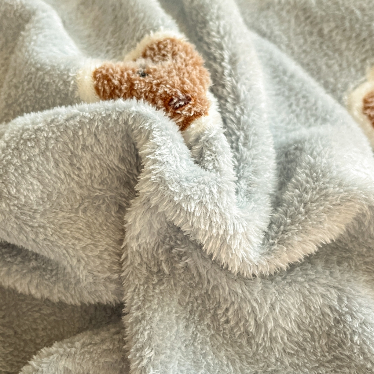 91家纺网 家纺一手货源 找家纺 川悦生活 2025新款立体雪花绒印花四件套学生床系列一场景二 波波熊