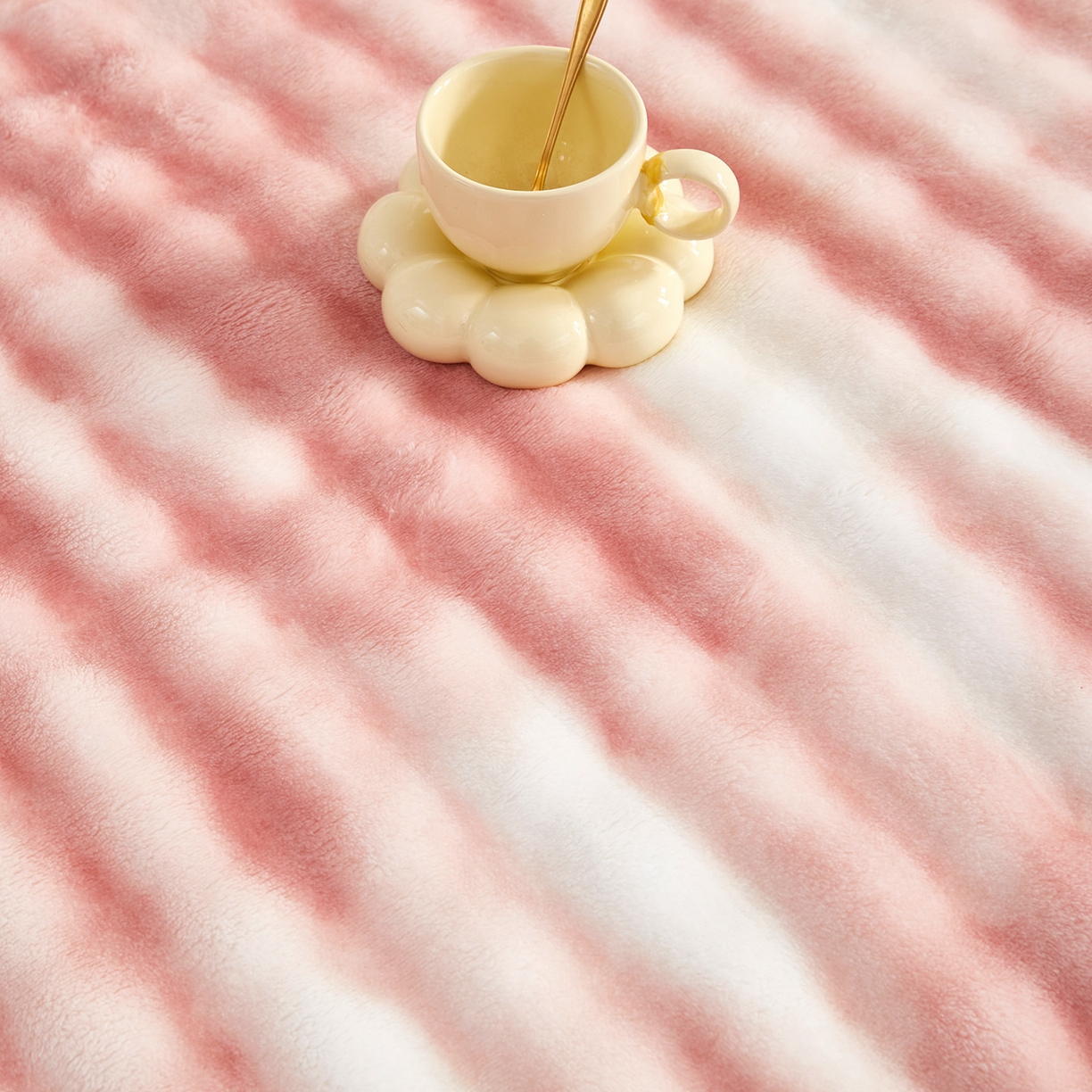 91家纺网 家纺一手货源 找家纺 悦织湾家纺 2025新款炫彩仿兔毛绒泡泡绒牛奶绒法兰绒毛毯休闲毯沙发盖毯跨境外贸出口专供 炫彩嫩粉