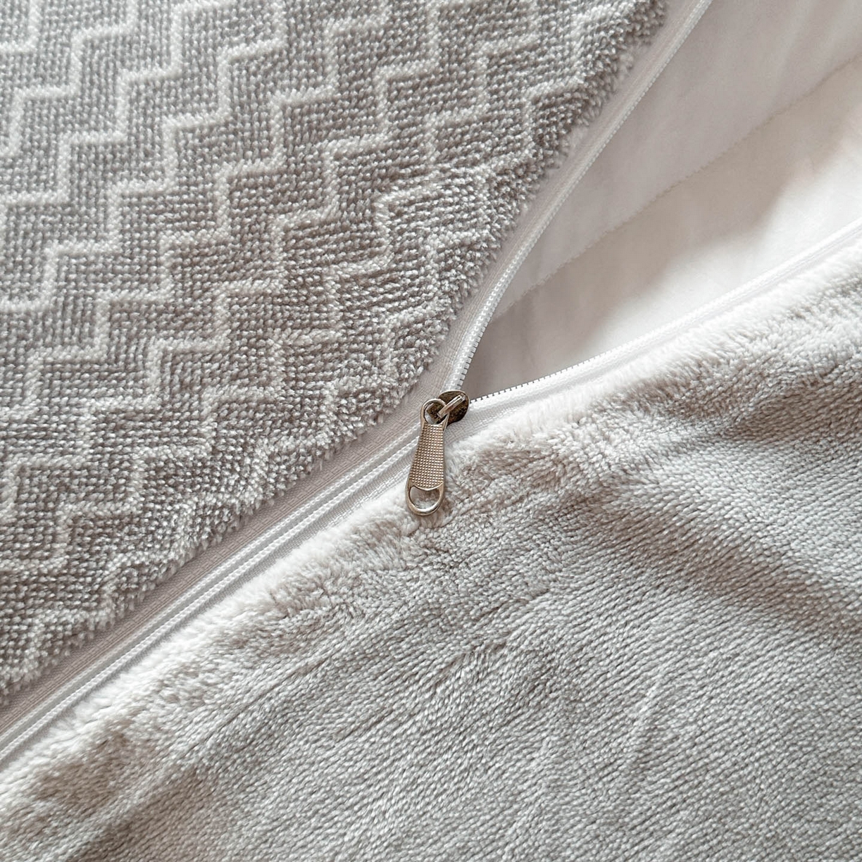 91家纺网 家纺一手货源 找家纺 蓝极人 2025新款色织阳离子提花牛奶绒四件套 色织-银灰