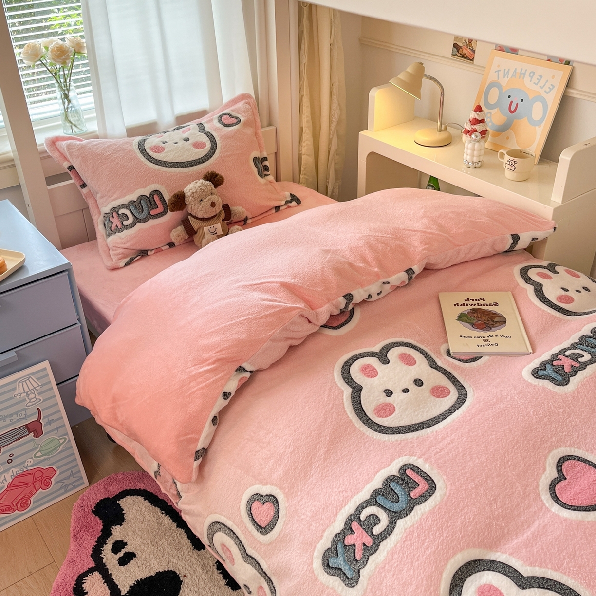 91家纺网 家纺一手货源 找家纺 川悦生活 2025新款立体雪花绒印花四件套学生床系列一场景二 爱米兔