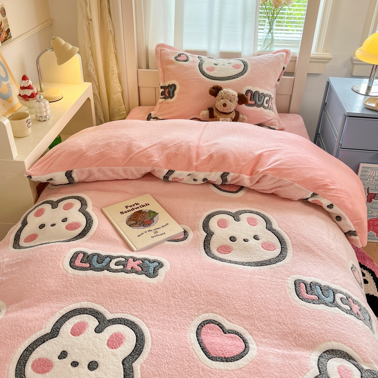 91家纺网 家纺一手货源 找家纺 川悦生活 2025新款立体雪花绒印花四件套学生床系列一场景二 爱米兔