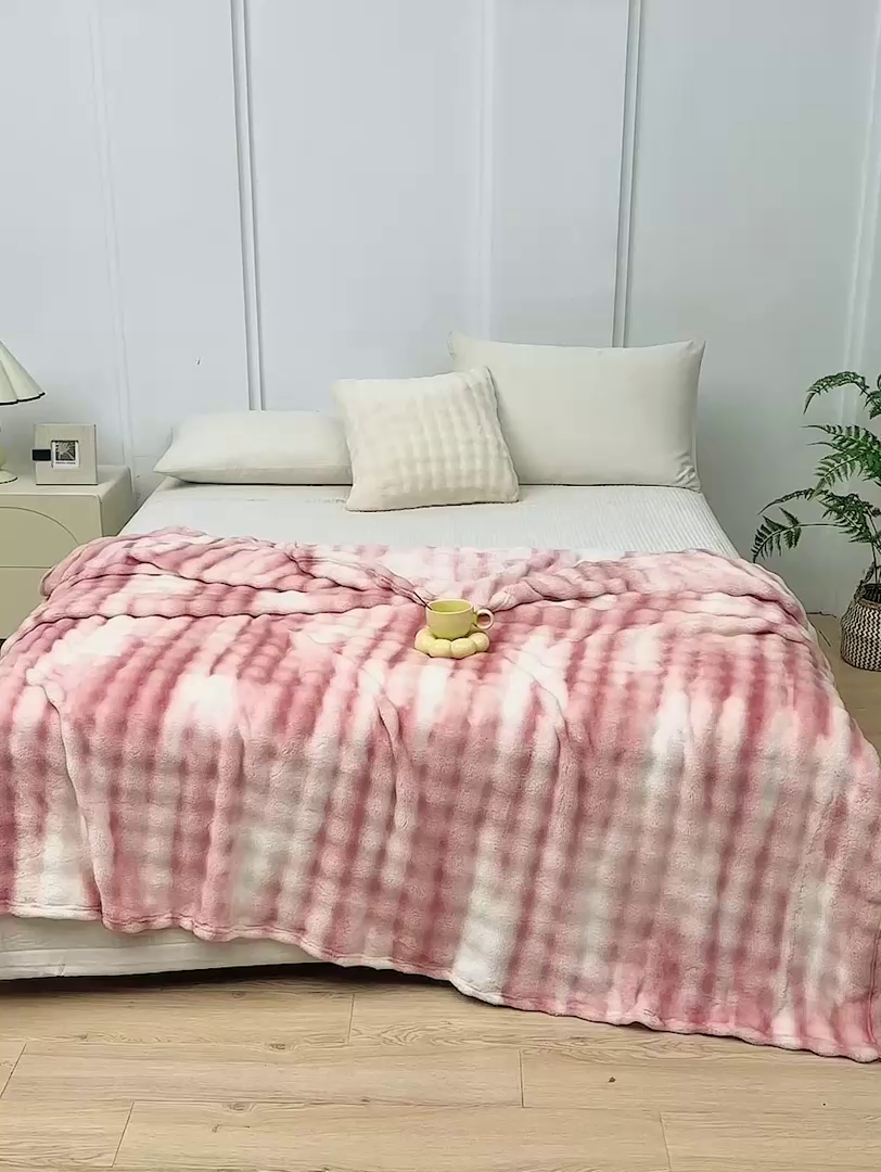 91家纺网 家纺一手货源 找家纺 悦织湾家纺 2025新款炫彩仿兔毛绒泡泡绒牛奶绒法兰绒毛毯休闲毯沙发盖毯跨境外贸出口专供 炫彩嫩粉