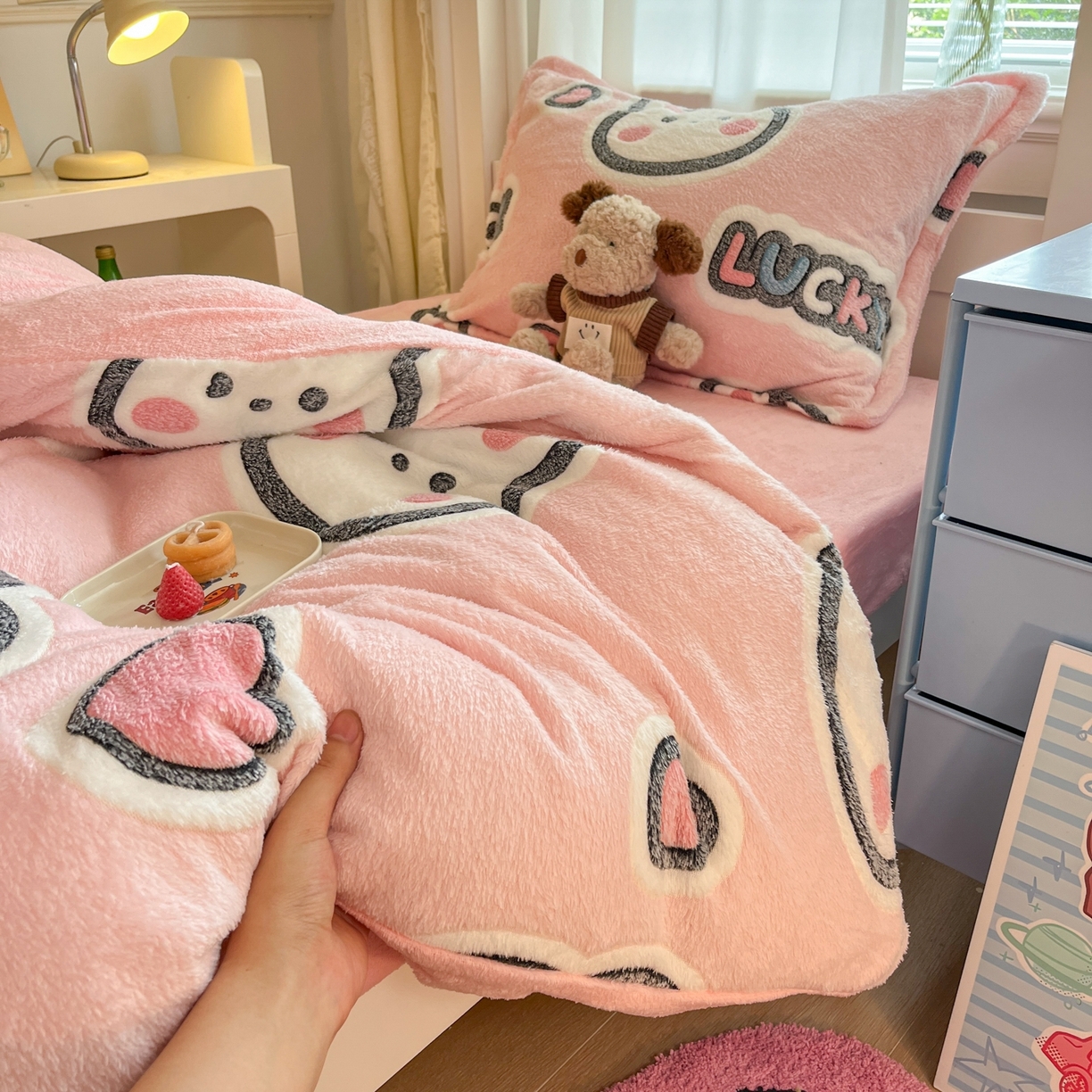 91家纺网 家纺一手货源 找家纺 川悦生活 2025新款立体雪花绒印花四件套学生床系列一场景二 爱米兔