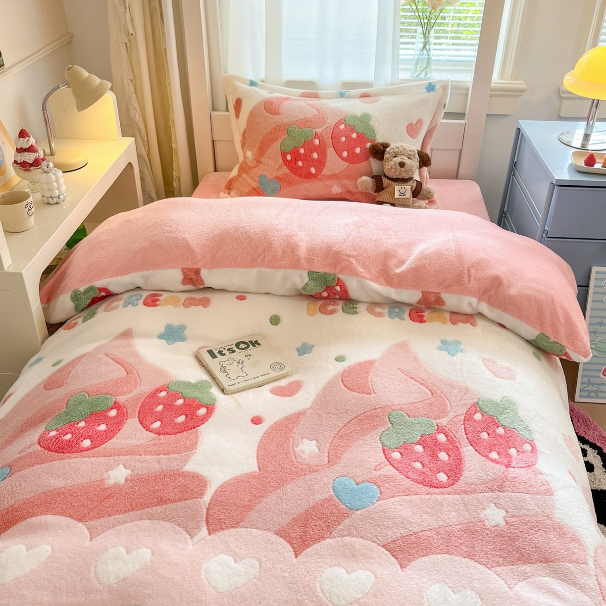 91家纺网 家纺一手货源 找家纺 川悦生活 2025新款立体雪花绒印花四件套学生床系列一场景二 冰激凌小熊