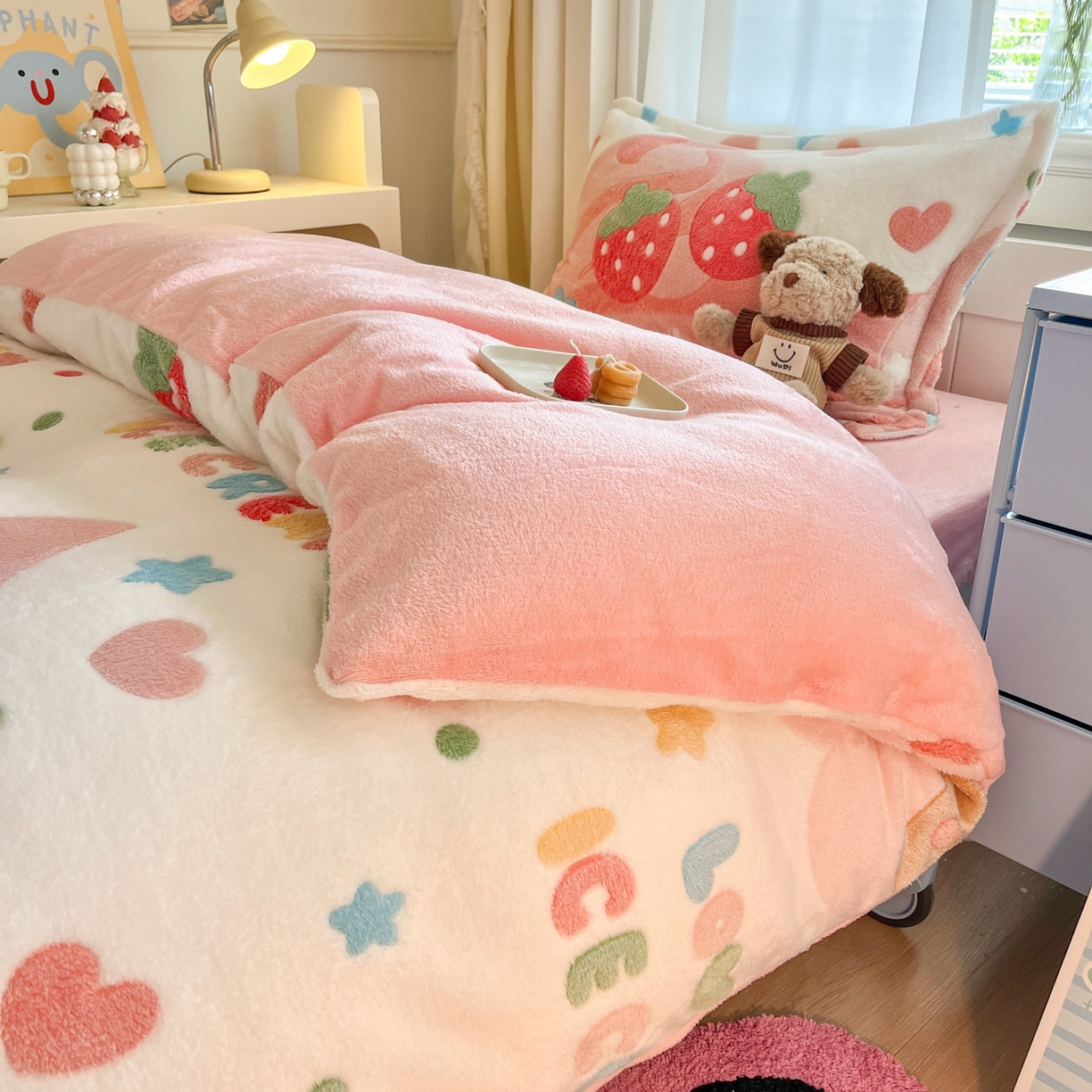 91家纺网 家纺一手货源 找家纺 川悦生活 2025新款立体雪花绒印花四件套学生床系列一场景二 冰激凌小熊
