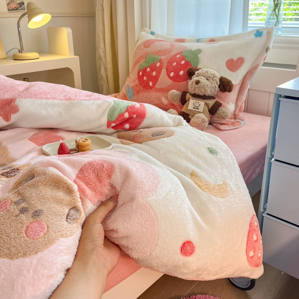 91家纺网 家纺一手货源 找家纺 川悦生活 2025新款立体雪花绒印花四件套学生床系列一场景二 冰激凌小熊