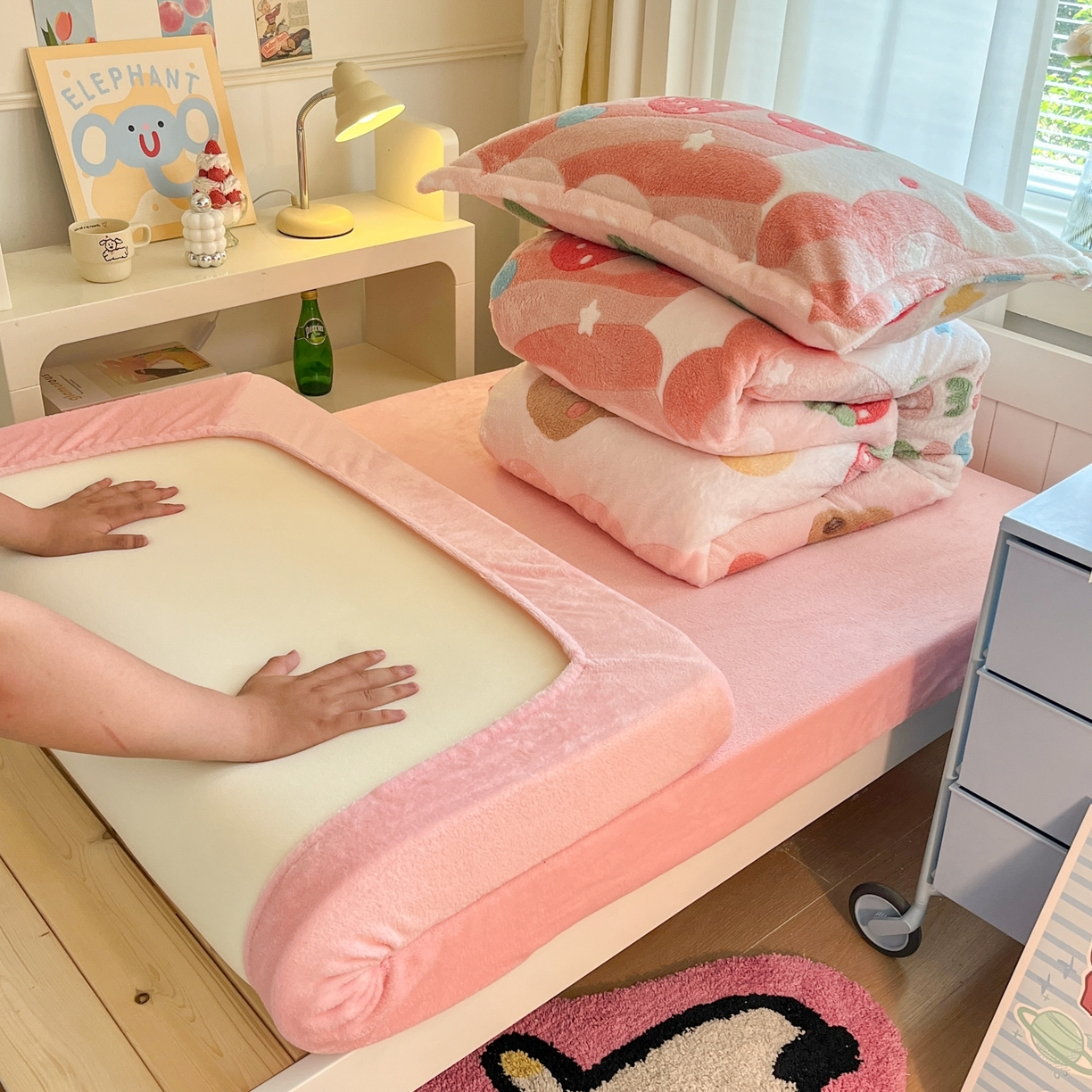 91家纺网 家纺一手货源 找家纺 川悦生活 2025新款立体雪花绒印花四件套学生床系列一场景二 冰激凌小熊