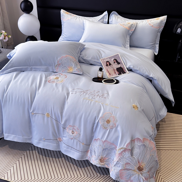 91家纺网 家纺一手货源 找家纺 慕语家纺 2025新款亲肤棉刺绣四件套系列--维纳斯（专版花型） 维纳斯--云水蓝