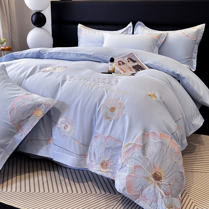 91家纺网 家纺一手货源 找家纺 慕语家纺 2025新款亲肤棉刺绣四件套系列--维纳斯（专版花型） 维纳斯--云水蓝