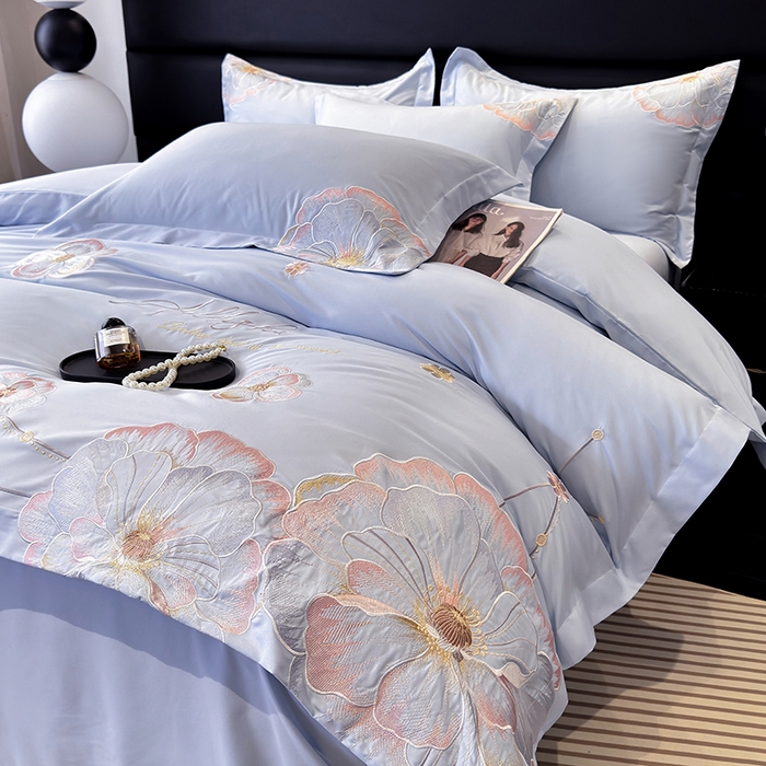 91家纺网 家纺一手货源 找家纺 慕语家纺 2025新款亲肤棉刺绣四件套系列--维纳斯（专版花型） 维纳斯--云水蓝