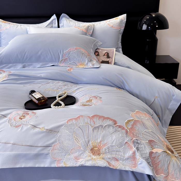 91家纺网 家纺一手货源 找家纺 慕语家纺 2025新款亲肤棉刺绣四件套系列--维纳斯（专版花型） 维纳斯--云水蓝