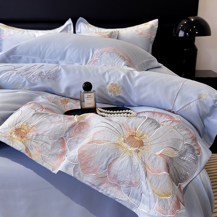 91家纺网 家纺一手货源 找家纺 慕语家纺 2025新款亲肤棉刺绣四件套系列--维纳斯（专版花型） 维纳斯--云水蓝