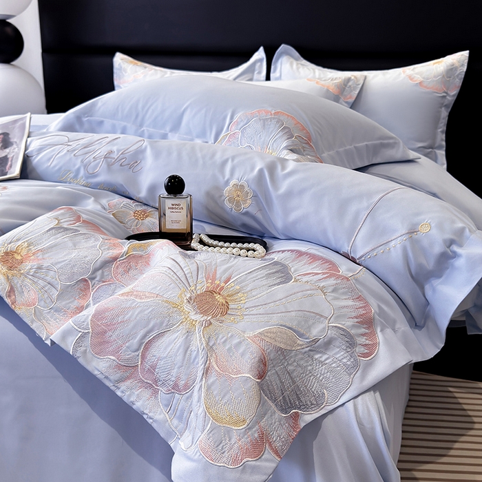 91家纺网 家纺一手货源 找家纺 慕语家纺 2025新款亲肤棉刺绣四件套系列--维纳斯（专版花型） 维纳斯--云水蓝