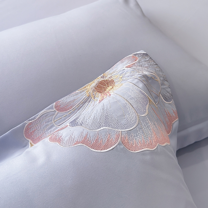 91家纺网 家纺一手货源 找家纺 慕语家纺 2025新款亲肤棉刺绣四件套系列--维纳斯（专版花型） 维纳斯--云水蓝